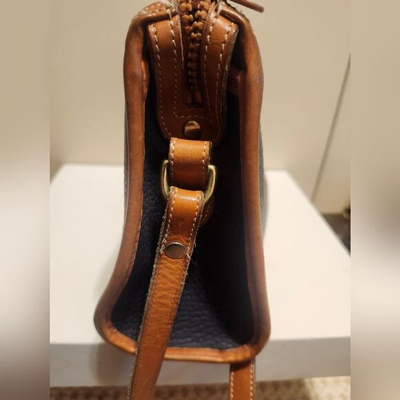 Vintage VG '80s Dooney & Bourke Classic Black/Tan Leather Zip Top Crossbody Bag - Picture 3 of 10